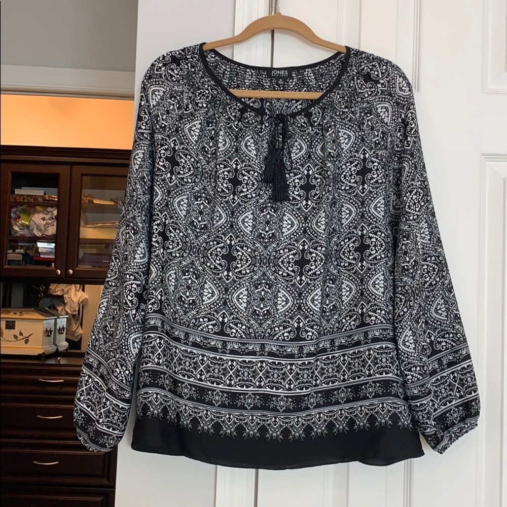 Black and white Jones New York top with fringe tie
